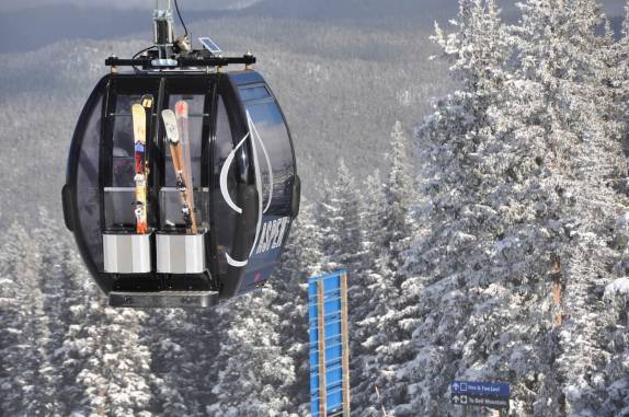 Bondinhos trazem esquiadores e equis para o alto da montanha, em Aspen, no Colorado, nos Estados Unidos